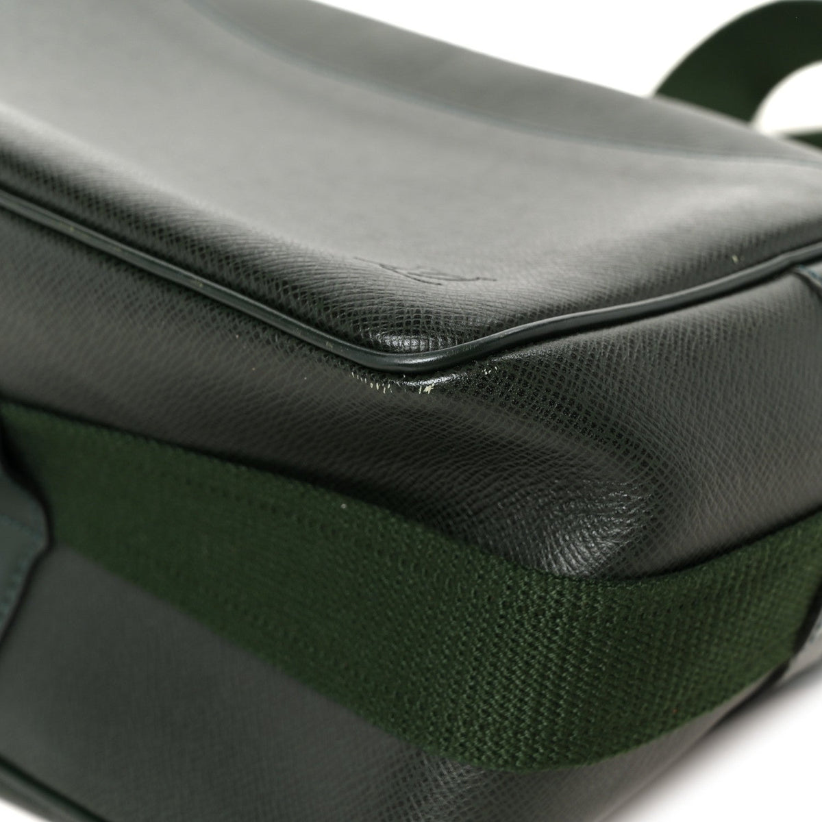 Taiga Reporter Messenger Epicea Handbag
