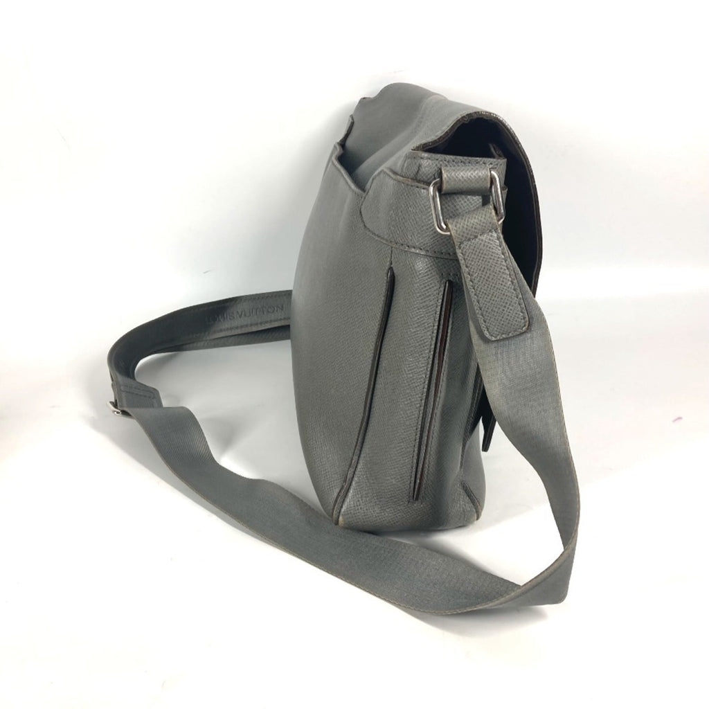 Roman Handbag Taiga Leather MM